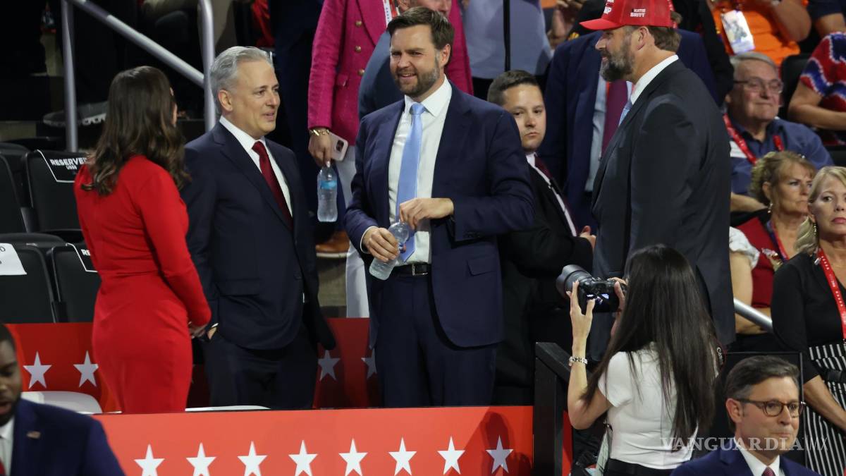 $!El senador republicano por Ohio J.D. Vance acompañado por David Sacks, segundo a la izquierda, el inversionista en tecnología y presentador de podcasts.