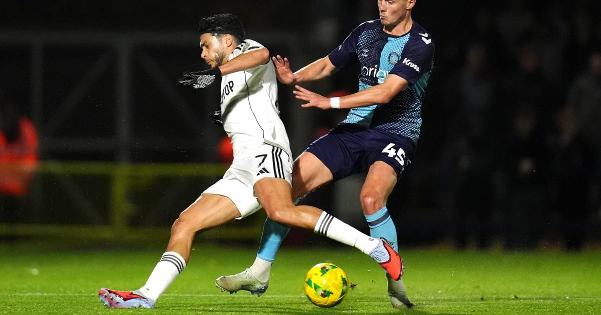 Raúl Jiménez y Fulham eliminan al Wycombe en penales y avanza en la Carabao Cup