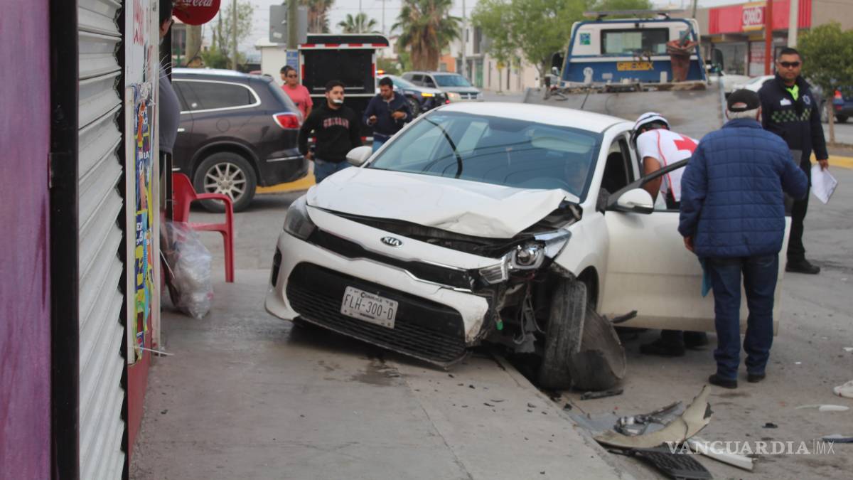Conductoras protagonizan choque frontal, en Saltillo