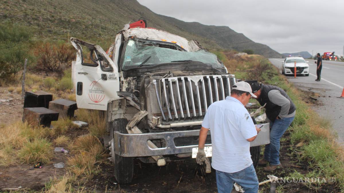 Grúa se sale del camino y vuelca, en Saltillo