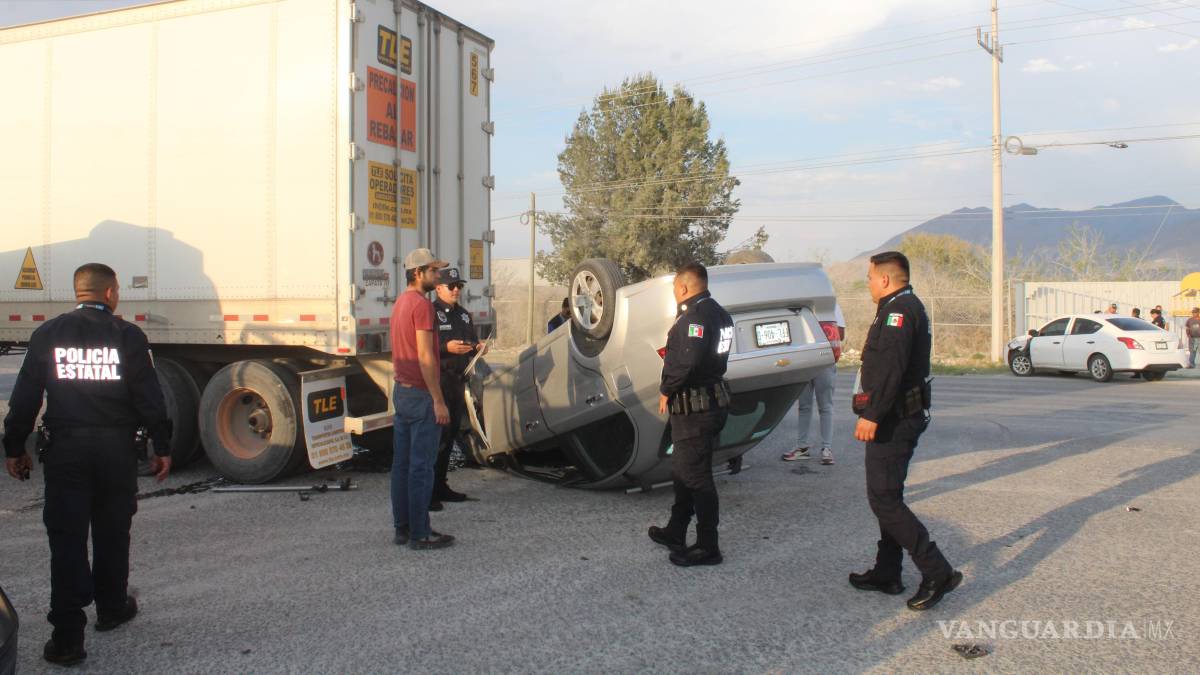 Lo chocan y termina volcado, en Arteaga