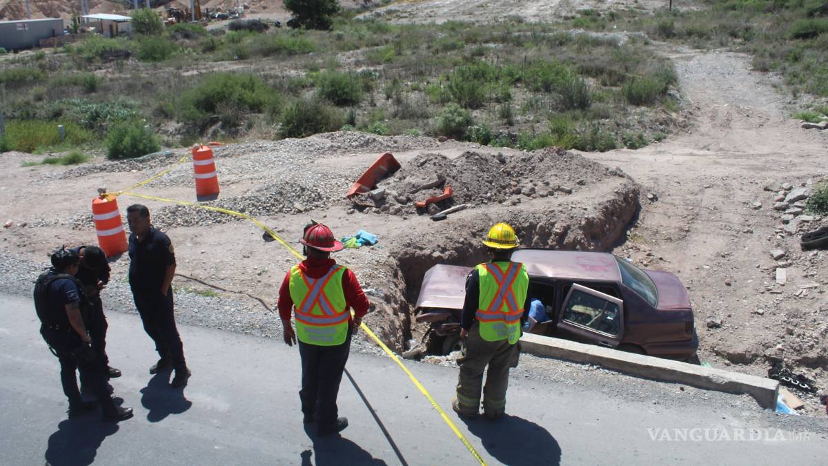 Muere prensado tras caer a barranco en la Saltillo-Zacatecas; cuatro personas lesionadas