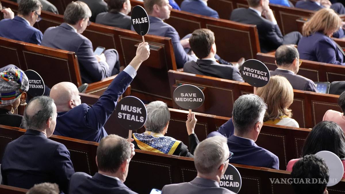 $!Demócratas sostienen carteles en contra del presidente mientras Donald Trump se dirige a una sesión conjunta del Congreso en el Capitolio en Washington.