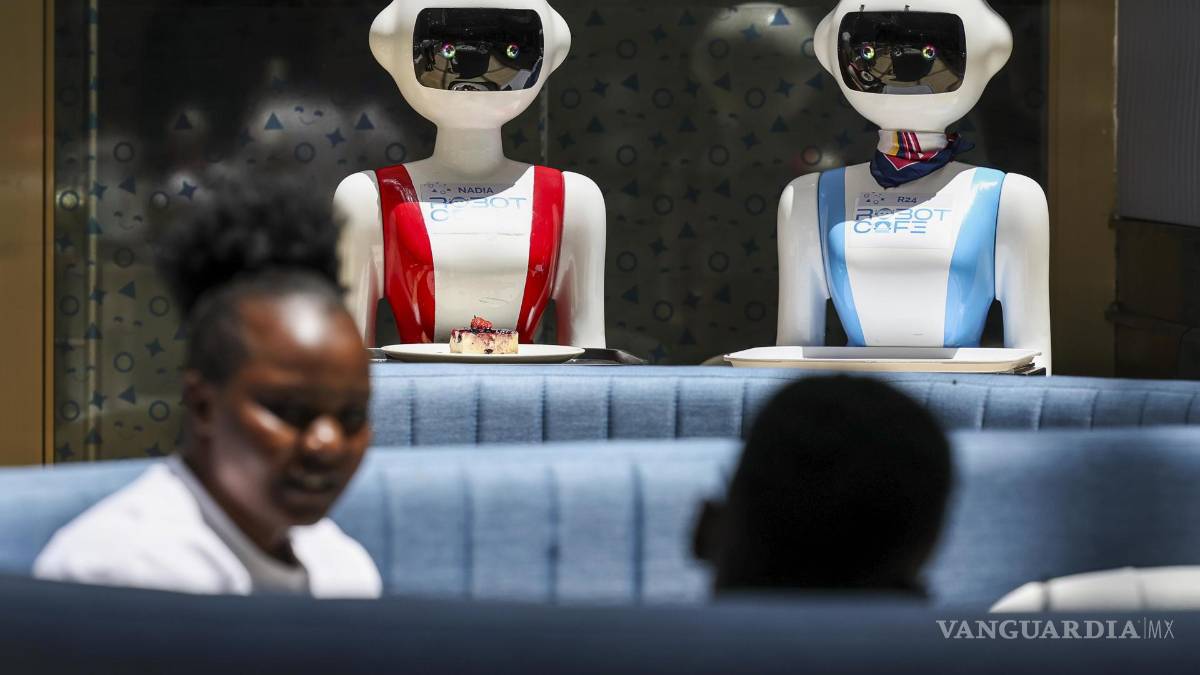 $!Camareros robóticos esperan para atender a los clientes en el Robot Café, el primer restaurante robótico en África Oriental en Kileleshw.