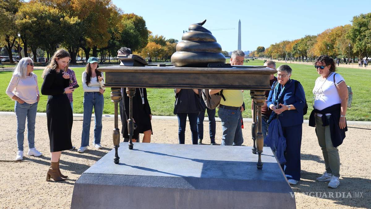 Instalan un monumento con forma de un excremento frente al Capitolio para recordar el asalto de 2021