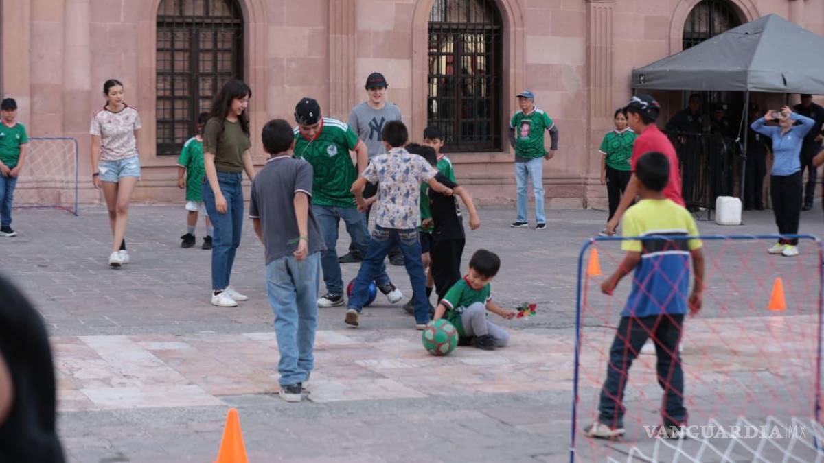 Saltillo: Juegan familiares de desaparecidos ‘cascarita contra la impunidad’ en Plaza de Armas
