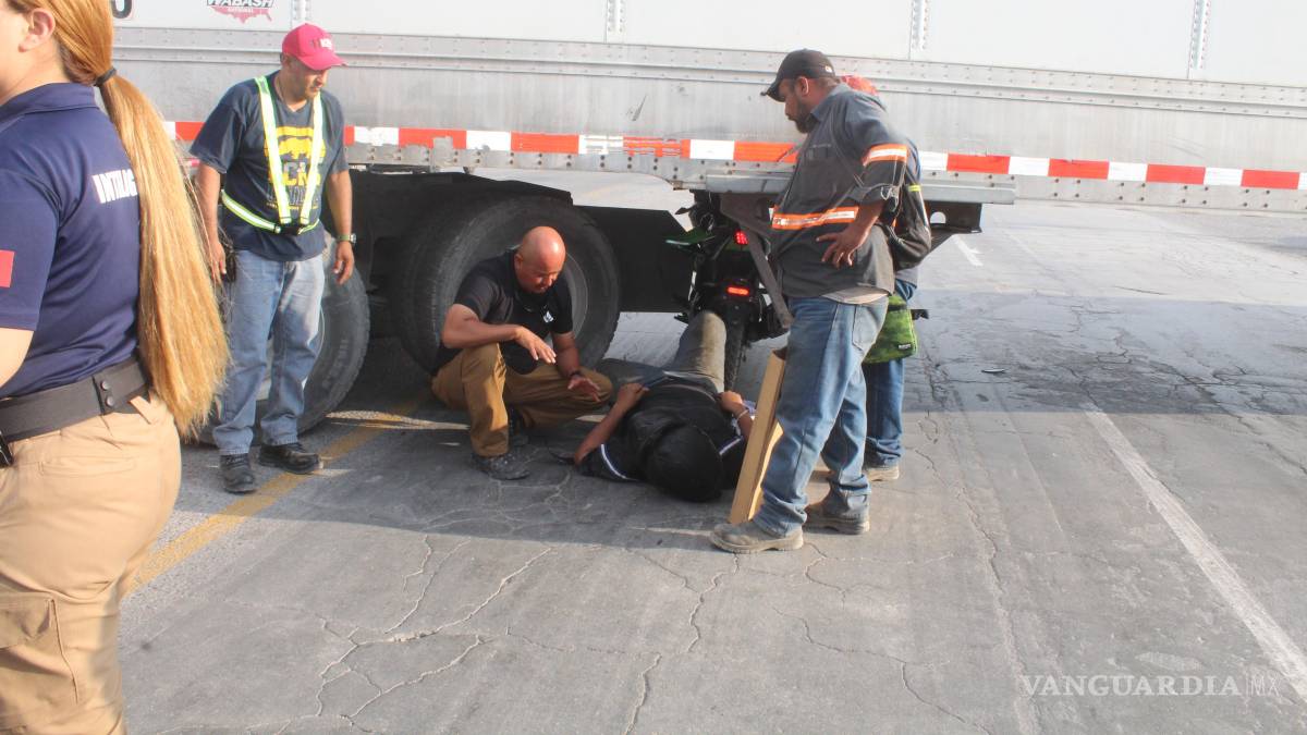 Motociclista choca contra caja de tráiler, en Saltillo