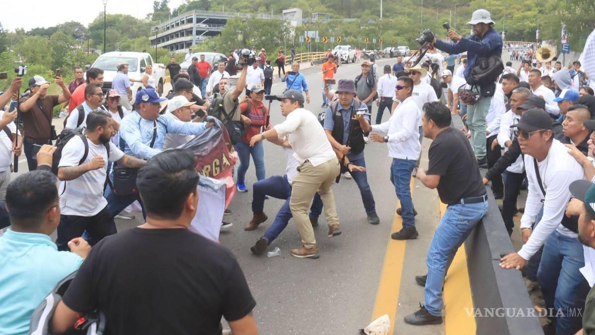 Protesta de la CNTE en Oaxaca recibe a Claudia Sheinbaum: exigen reformas laborales y pensiones