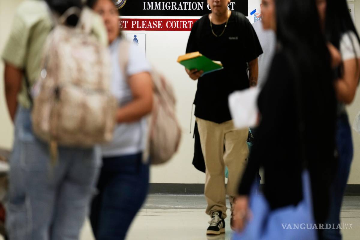 $!Varias personas llegan a una corte migratoria para una vista, en Nueva York, el 27 de julio de 2026.