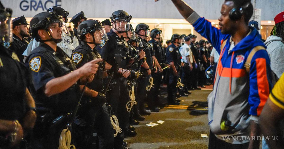 ¡Disturbios en Manhattan! Derrota de los Knicks ante Spurs desata el caos en Nueva York: 21 arrestados y policías heridos