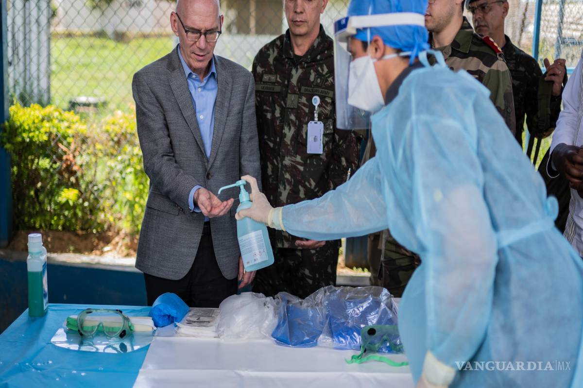 $!El jefe de la misión de la ONU en el Congo, James Swan, se desinfecta las manos durante su visita a Bunia para evaluar la respuesta al brote de ébola en la provincia de Ituri, Congo
