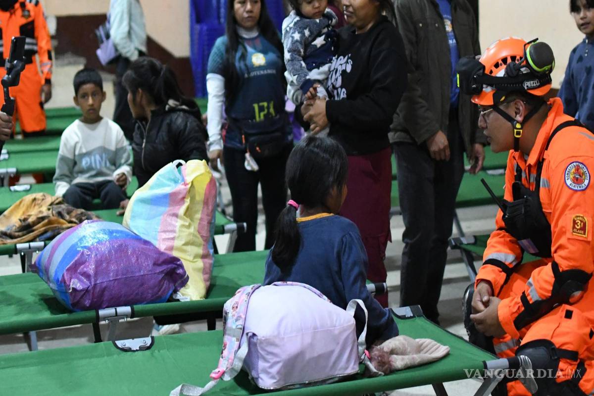 $!Personas descansan tras ser evacuadas este martes, en Alotenango al suroeste de Ciudad de Guatemala, Guatemala.