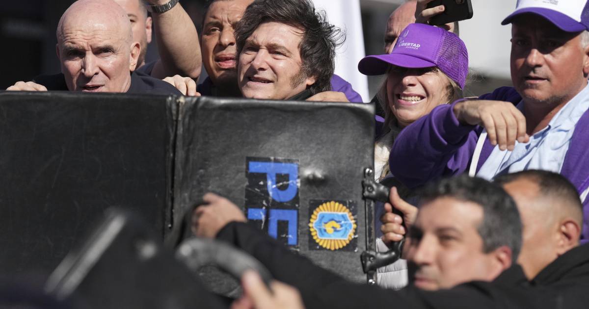 Arrojan piedras a Javier Milei durante una caravana de campaña