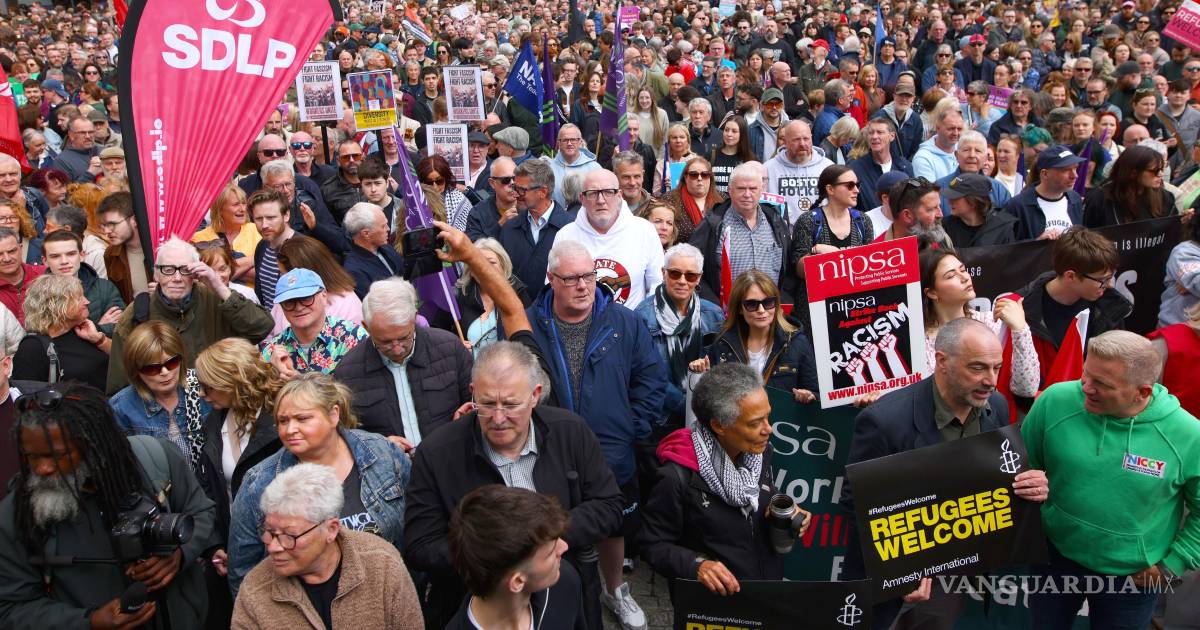 Marchan miles en Belfast para condenar ola de ataques antinmigrantes