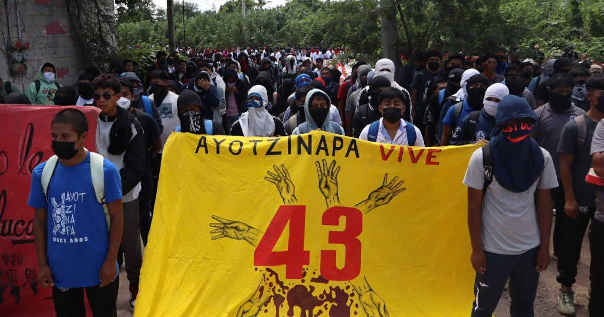 Detienen a expolicía vinculado con desaparición de normalistas de Ayotzinapa
