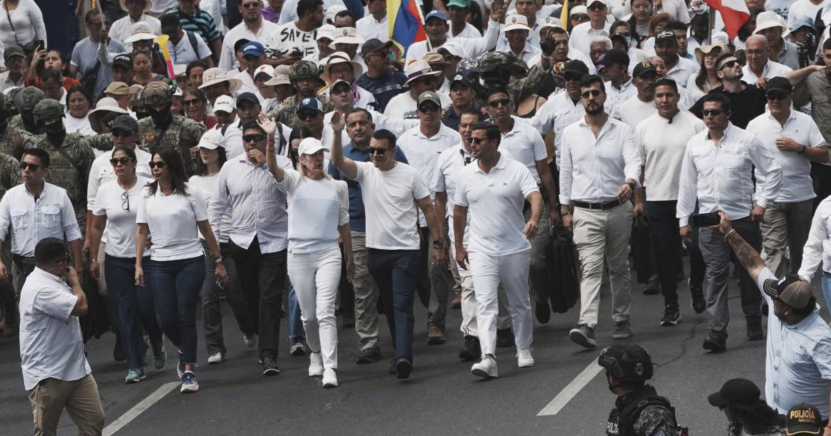 Presidente Noboa encabeza marcha por la paz mientras se alista una movilización contra su gobierno