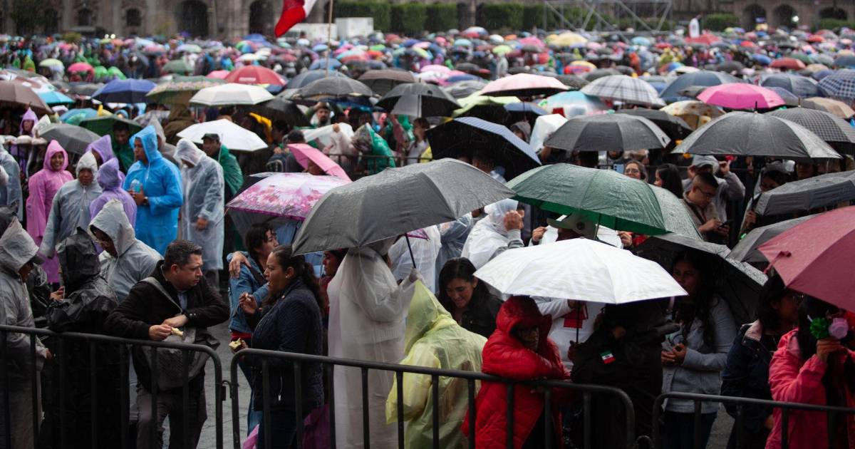 Lluvias torrenciales en el Zócalo de la Ciudad de México, durante preparativos del ‘Grito’