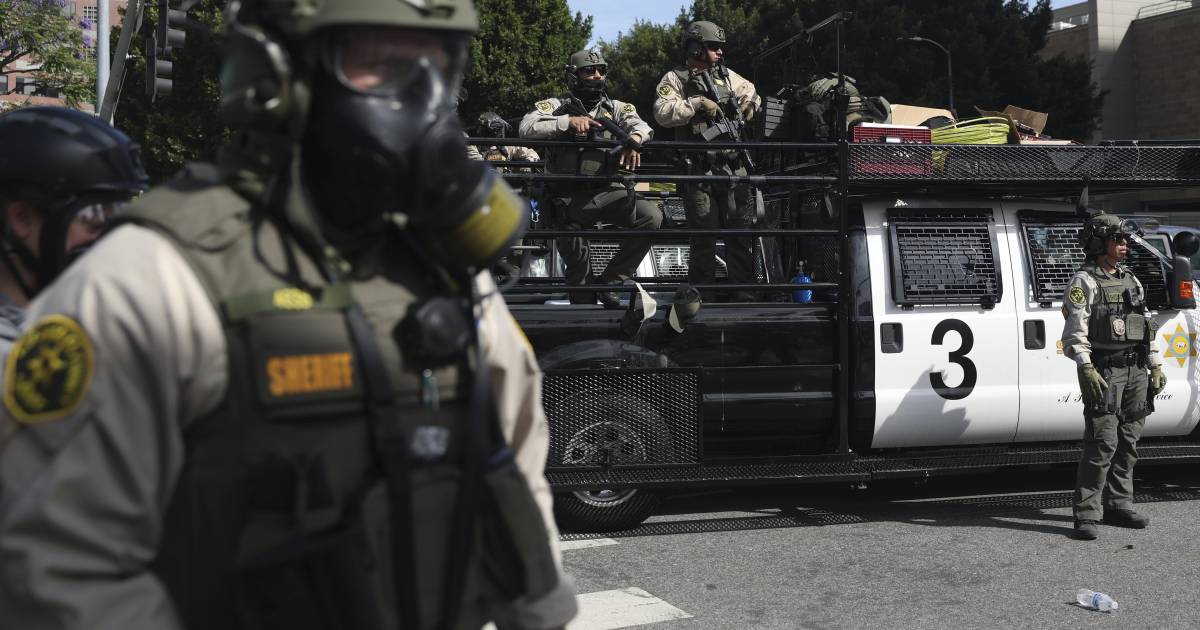 Aprueban ley que prohíbe a los agentes de seguridad cubrir su rostro en California