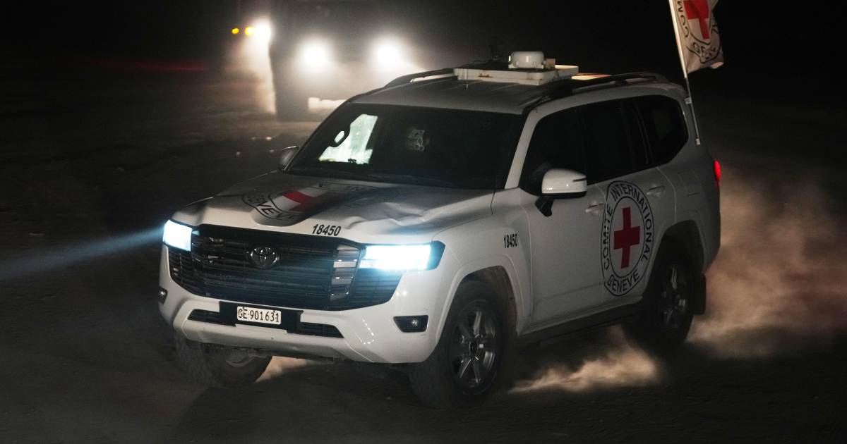 Entrega Hamás 3 rehenes más a Israel