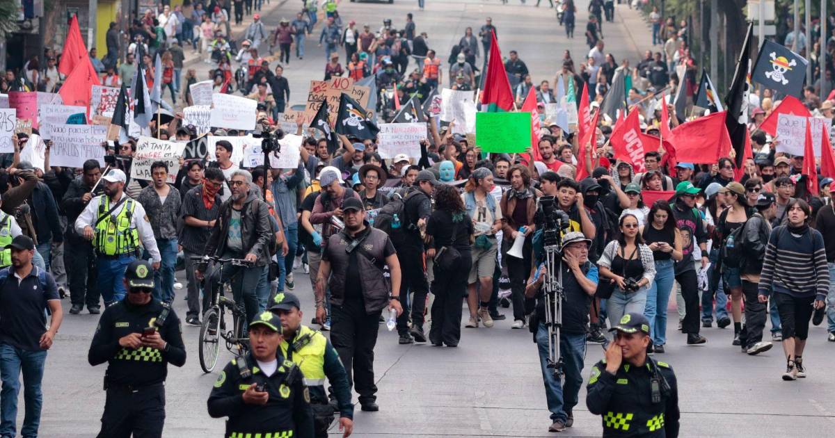 Marcha juvenil por la paz: policías encapsulan a manifestantes en Centro Histórico