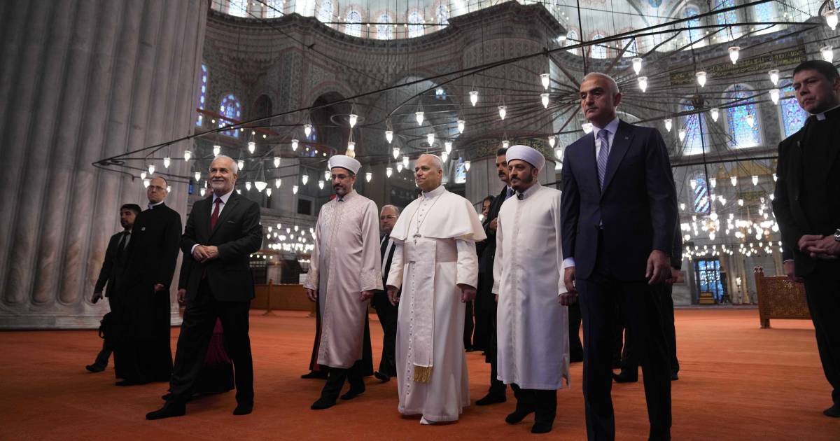 El papa visita la Mezquita Azul al inicio de reuniones con líderes religiosos de Turquía
