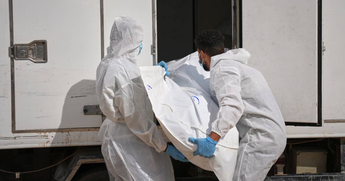 Israel devuelve cuerpos de 15 palestinos a Gaza, donde desplazados lidian con lluvias invernales