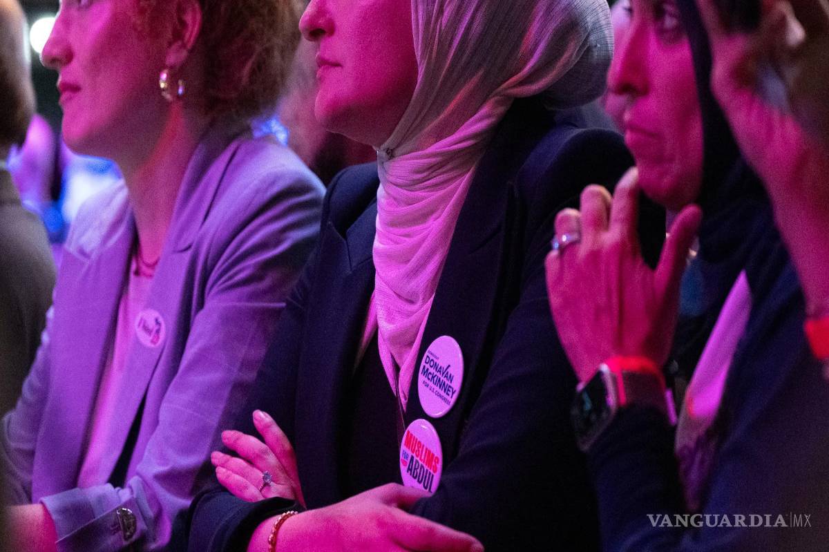$!Una mujer observa mientras Abdul El-Sayed se dirige a sus seguidores durante la fiesta de seguimiento de los resultados de las elecciones primarias en Detroit.