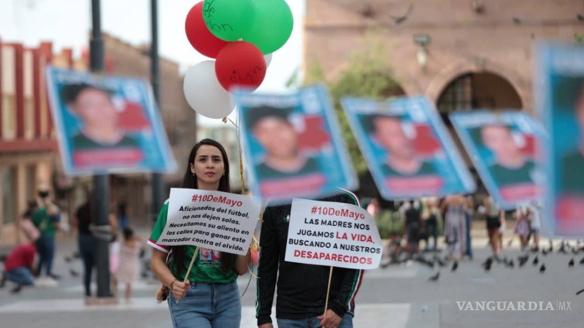 Saltillo: Juegan familiares de desaparecidos ‘cascarita contra la impunidad’ en Plaza de Armas