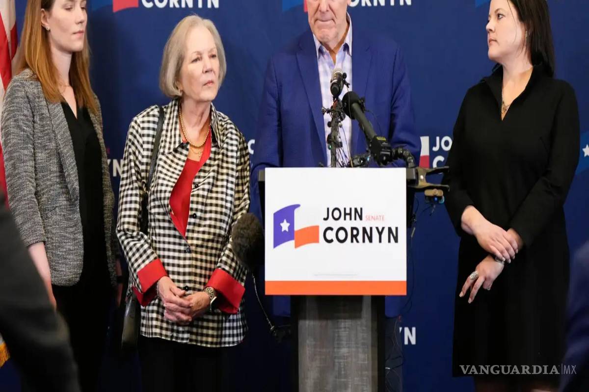 $!El senador John Cornyn, republicano de Texas, junto a su familia, tras perder la nominación del Partido Republicano el martes 26 de mayo de 2026, en Austin.
