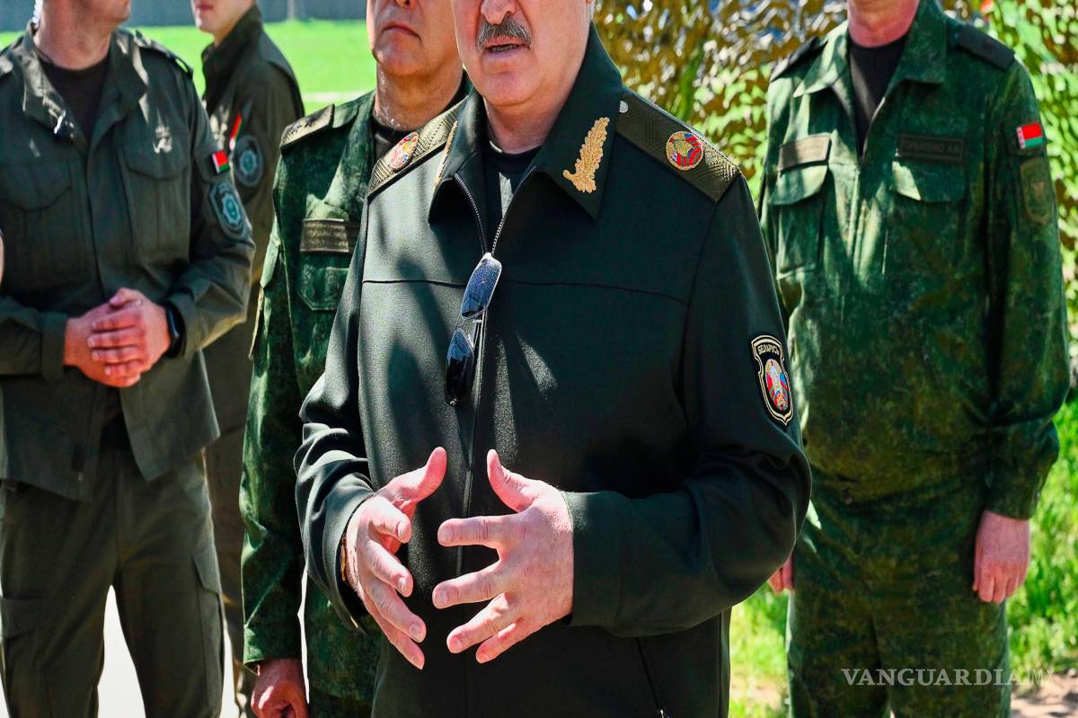 $!El presidente de Bielorrusia, Alexander Lukashenko habla con oficiales durante unas maniobras nucleares conjuntas llevadas a cabo por las fuerzas armadas rusas y bielorrusas en el distrito de Asipovichy, Bielorrusia.