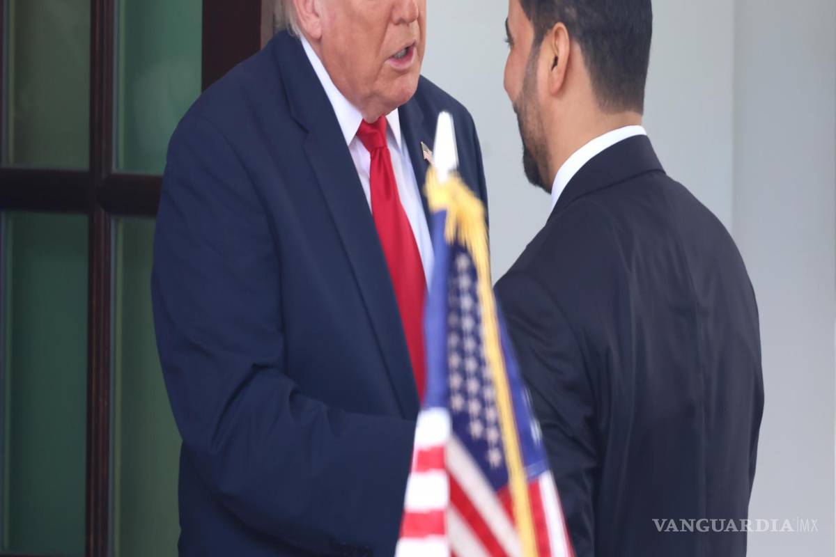 $!El presidente de Estados Unidos, Donald Trump (i), saluda al primer ministro de Irak, Ali al Zaidi en Washington DC..