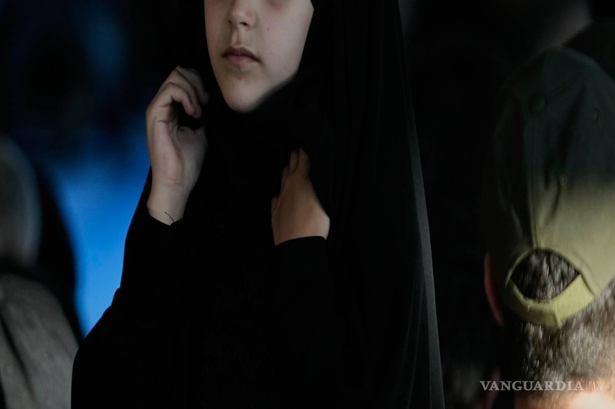 $!Una niña durante la conmemora la festividad chiita que recuerda la muerte del imán Hussein, nieto del profeta Mahoma, ocurrida en el siglo VII, en Beirut, Líbano.