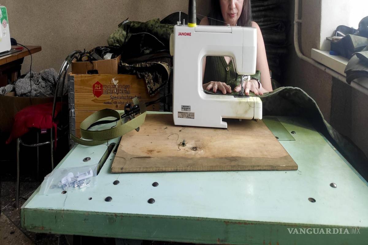 $!Oleksandra Samokha acude al taller para ayudar a producir ponchos antidrones que protejan a los soldados ucranianos de los drones rusos en Kovel, Ucrania.