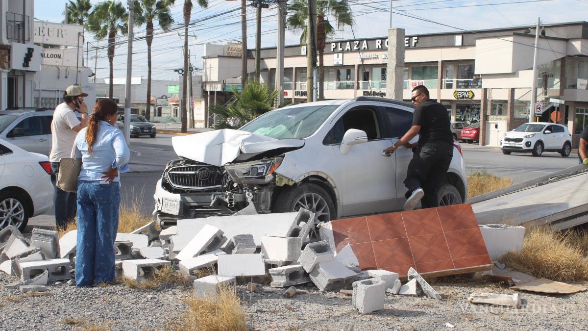 Conductora se sale del camino y se impacta contra barda, en Saltillo