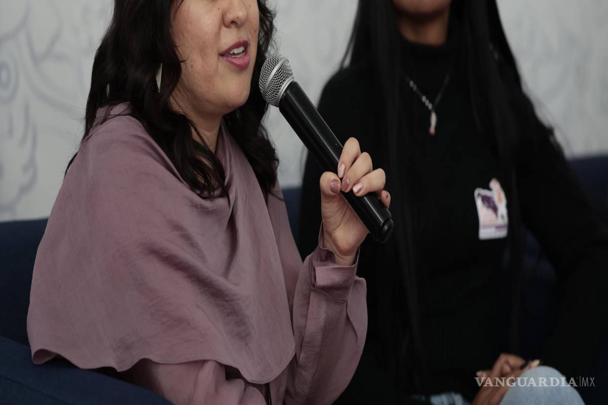 $!La coordinadora médica para México de Médicos del Mundo, Tania Marín, junto a la migrante venezolana Ivana Piñero en la presentación del informe 'La Cuerpa que Migra'.
