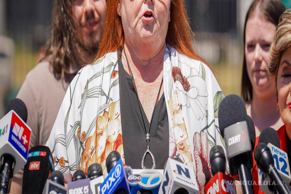 $!Elizabeth Meserve, tía de Megan Waterman, víctima del asesino en serie de Gilgo Beach, Rex Heuermann, habla con los medios de comunicación en Riverhead.