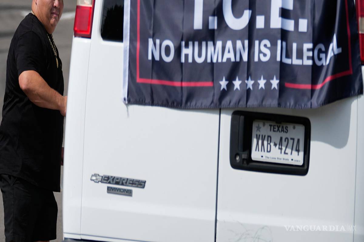 $!Mark Rodriguez sale de vagoneta fuera de un funeral en honor a Lorenzo Salgado Araujo, quien fue abatido por un agente del ICE en Houston.