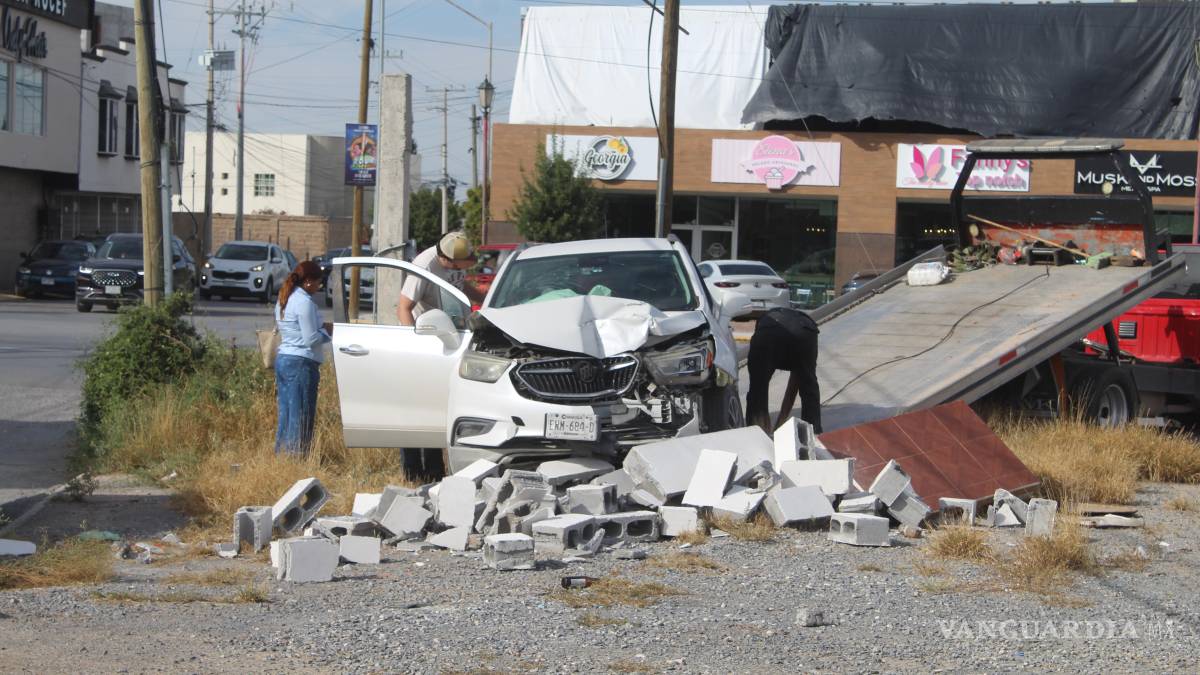 Conductora se sale del camino y se impacta contra barda, en Saltillo
