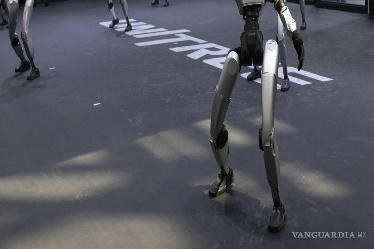$!Robots humanoides bailan en el stand de Unitree durante la Conferencia Mundial de Robots de 2026 en Pekín, China.