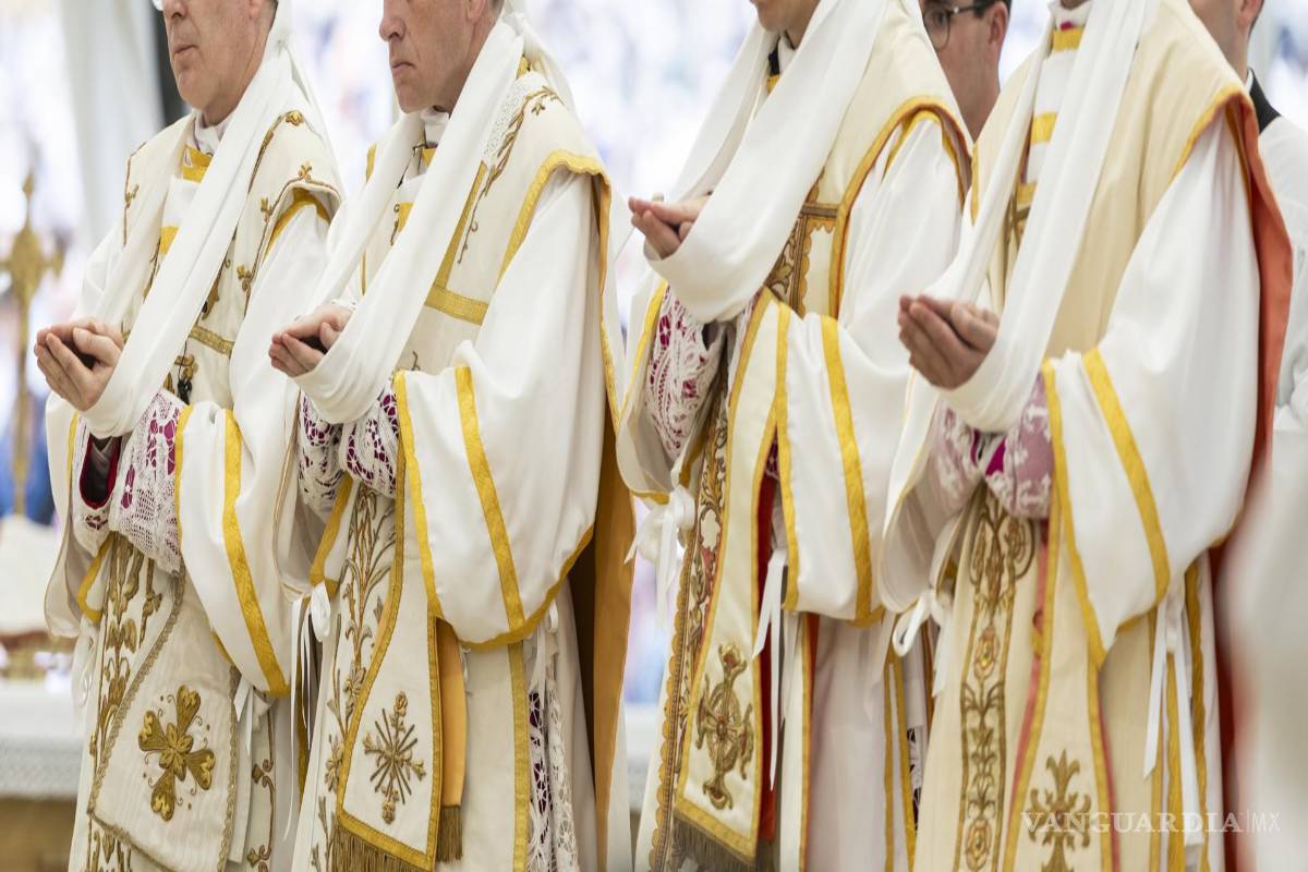 $!Los obispos Pascal Schreiber, Michael Goldade, Michel Poinsinet de Sivry y Marc Hanappier durante su ordenación por la raternidad Sacerdotal San Pío X.
