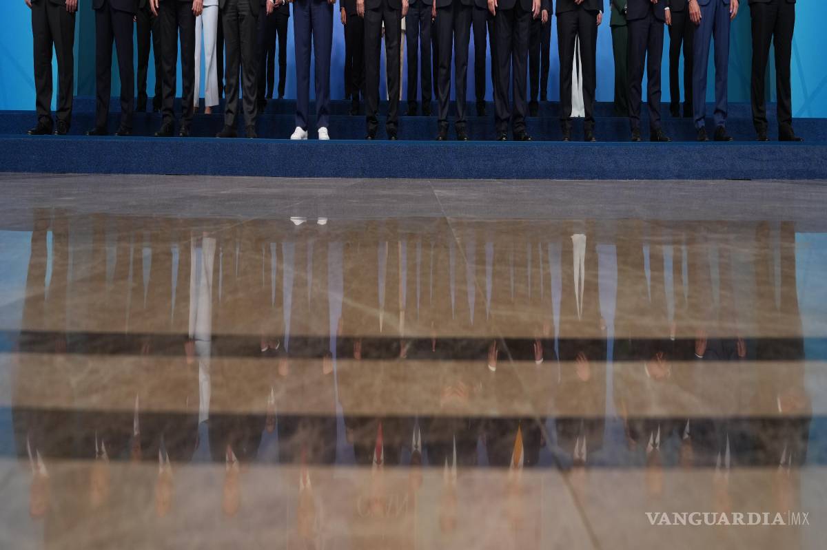 $!Líderes de la OTAN posan para una foto durante la cumbre de la alianza en Ankara, Turquía.