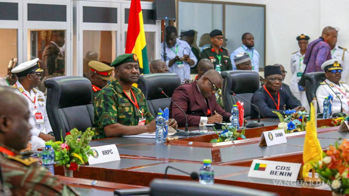 $!El general nigeriano Christopher Musa (2i), y el ministro ghanés de Defensa, Dominic Nitiwul (c), en una reunión de la Cedeao.