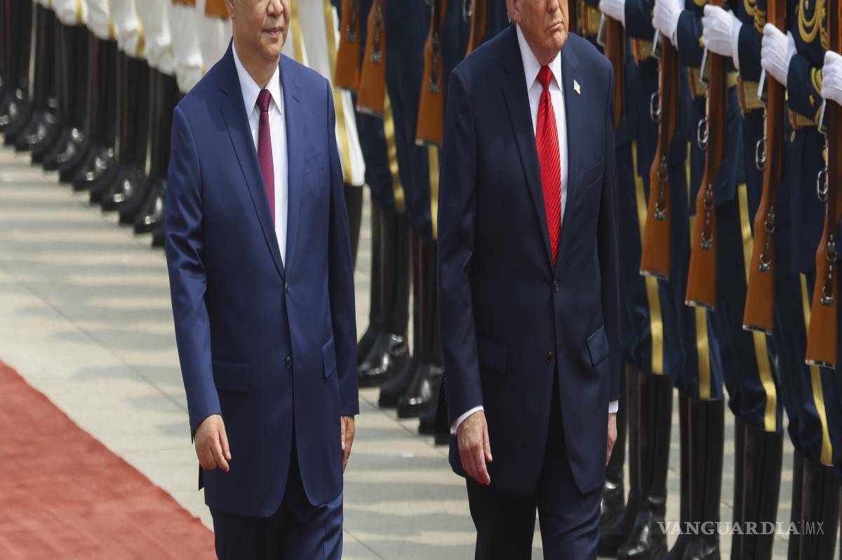 $!El presidente chino Xi Jinping inspecciona una guardia de honor junto al mandatario de EU Donald Trump en la ceremonia de bienvenida en Pekín, China.