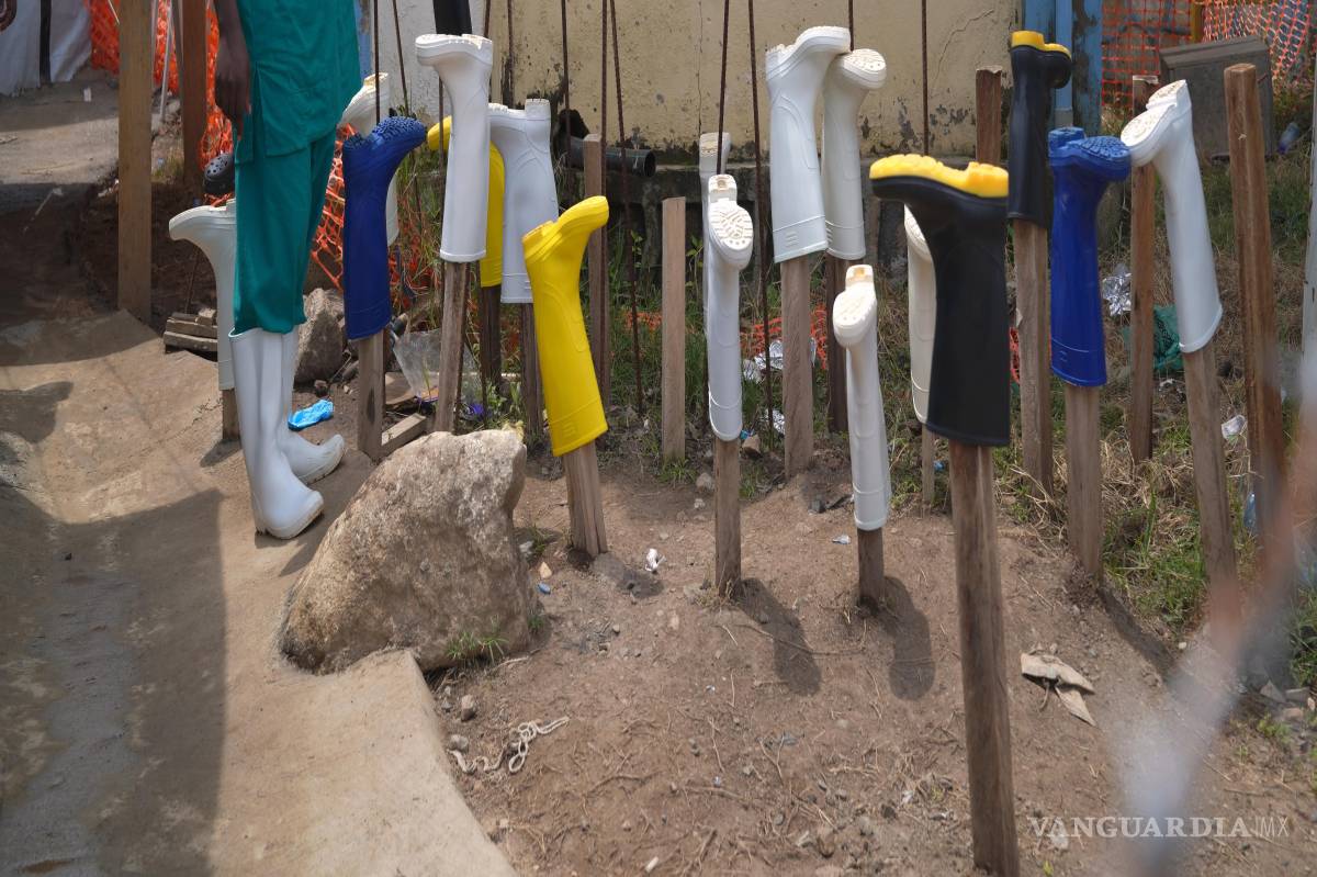 $!Un trabajador de salud pone a secar botas recién lavadas para evitar la propagación del virus del ébola en el Hospital General de Bunia, en Ituri, República Democrática del Congo.