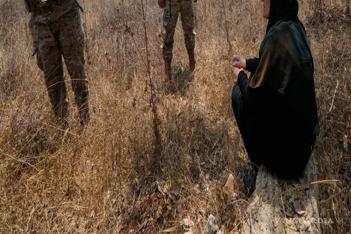 $!Soldados del ejército libanés junto a una mujer tras impedirle que accediera al pueblo sureño de Zawtar Al Gharbieh, Líbano.