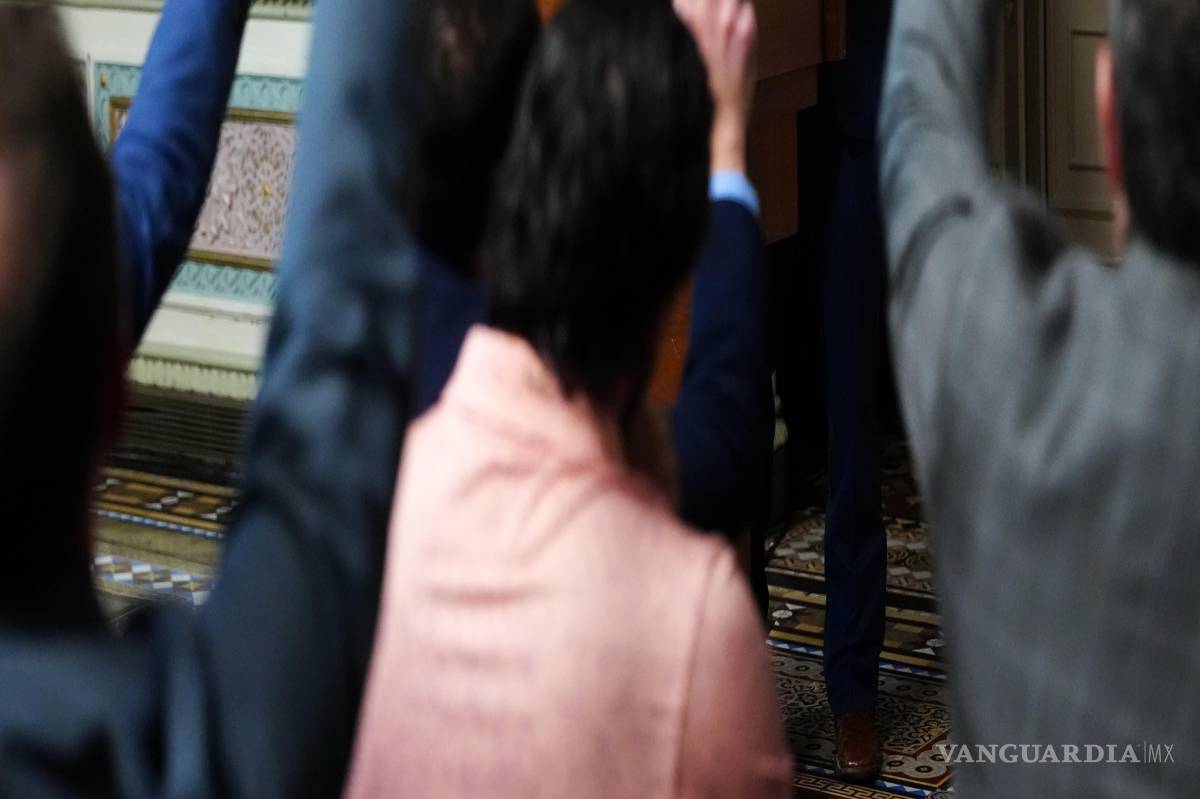 $!El secretario de Seguridad Nacional, Markwayne Mullin, habla a la prensa en el edificio Eisenhower en el recinto de la Casa Blanca en Washington.