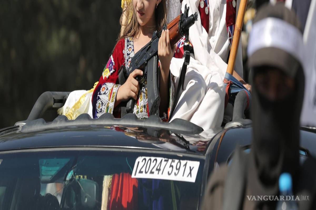 $!Jóvenes partidarios del gobierno talibán durante de las celebraciones del quinto aniversario de la toma del poder en Afganistán por parte de los talibanes, en Kabul.