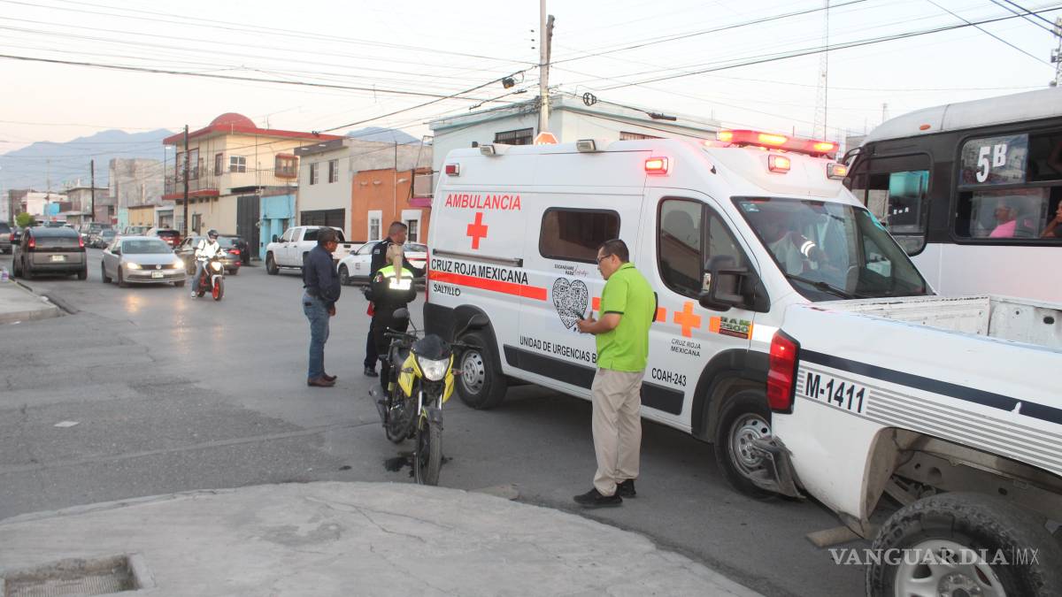 Conductor se impacta con motociclista y le fractura el pie, en Saltillo