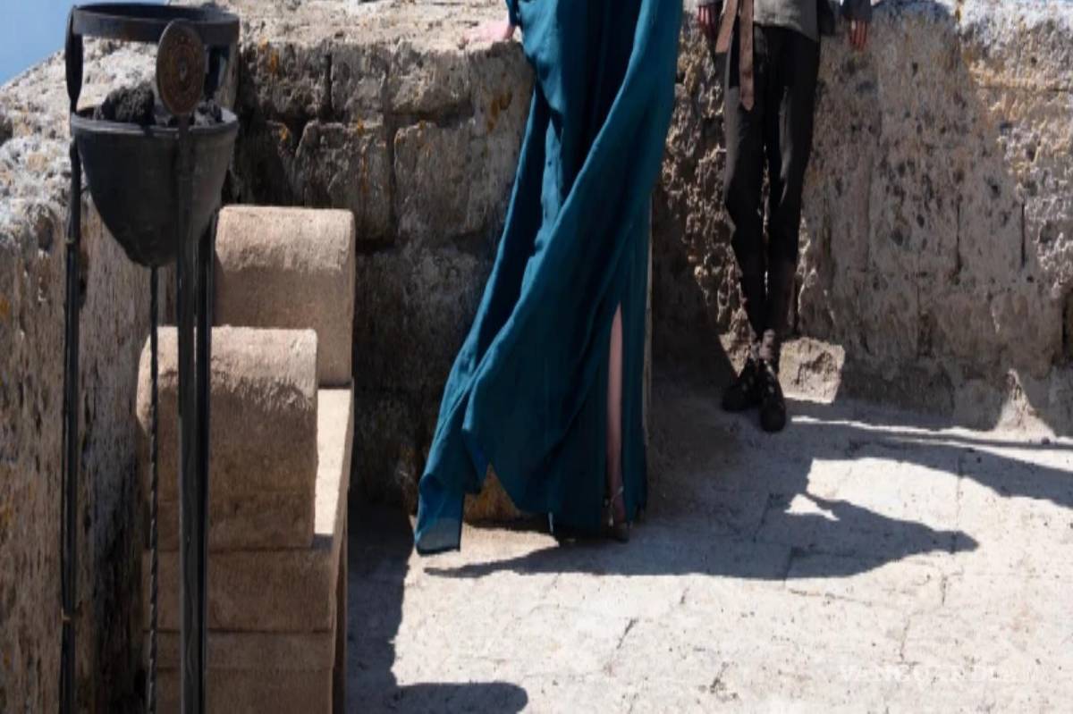 $!De izquierda a derecha, a Anne Hathaway como Penélope y a Tom Holland como Telémaco en una escena de “La Odisea”.