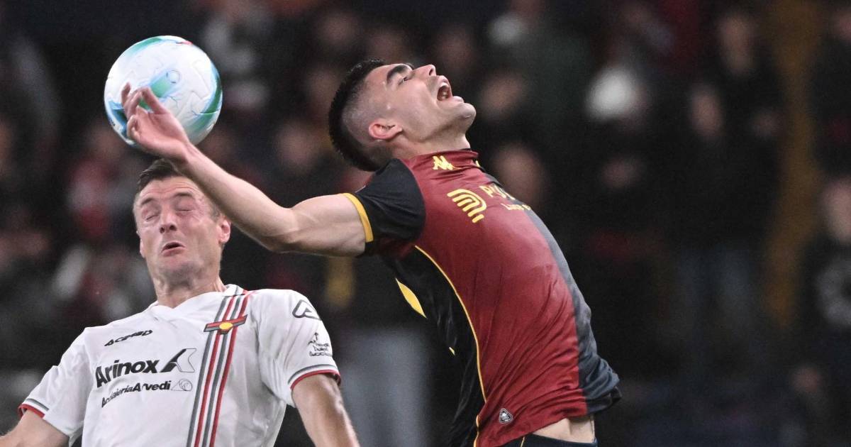 Johan Vásquez sufre con el Genoa en la derrota 0-2 ante Cremonese en la Serie A